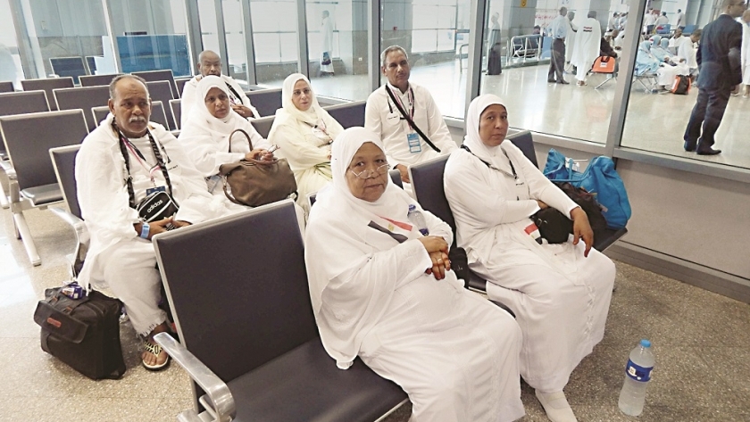 مجموعة من المعتمرين في مطار القاهرة