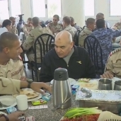 وزير الدفاع يتناول الإفطار مع "الطلبة"