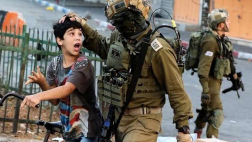 سجون الاحتلال تنكل بالأسري الفلسطينيين من الأطفال