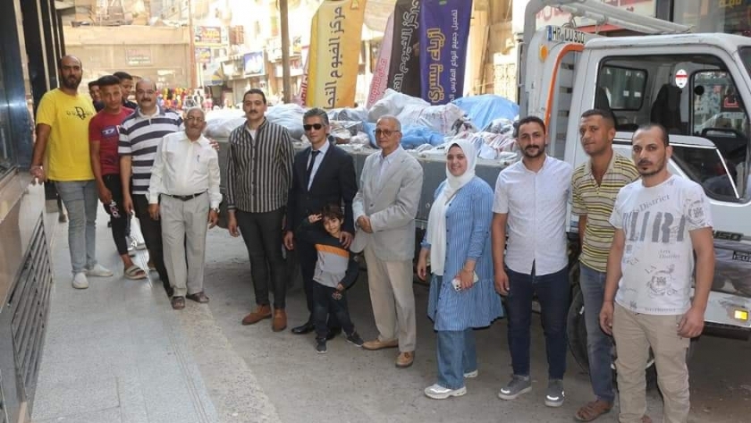 أسرة فيومية تتبرع بـ 10 أطنان ملابس وبطاطين لفلسطين