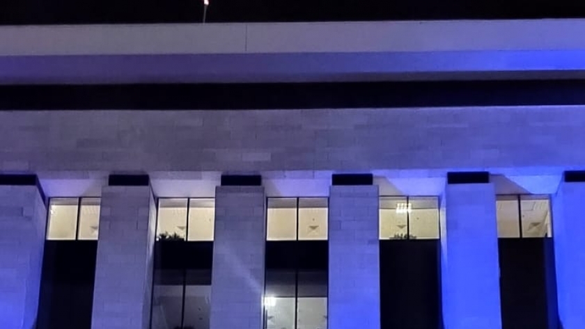 إضاءة مبنى وزارة التضامن باللون الأزرق 
