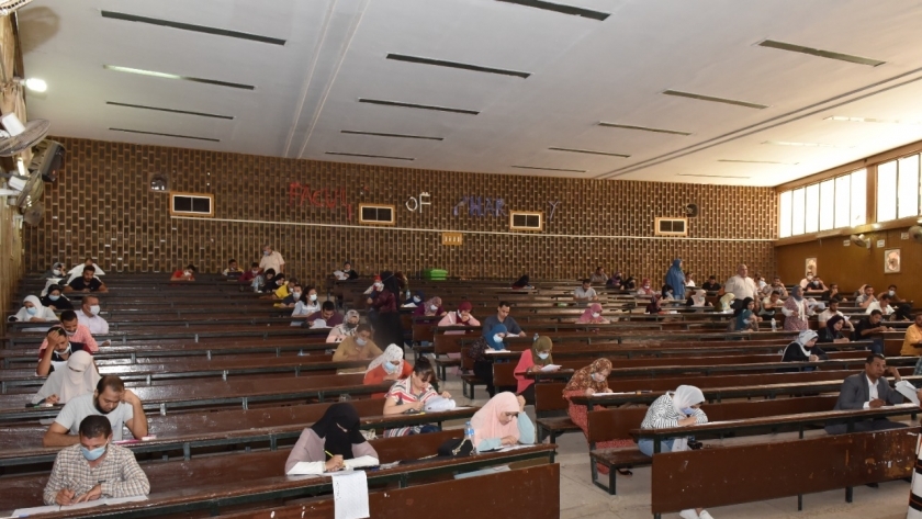 طلاب «التعليم المدمج» يؤدون امتحاناتهم بجامعة سوهاج
