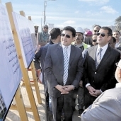 وزير الرى ومحافظ أسيوط خلال وضع حجر أساس مشروع قناطر ديروط الجديدة