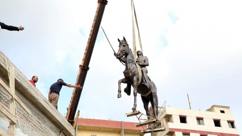 محافظ الشرقية يتابع أعمال نقل تمثال الزعيم أحمد عرابي إلى مكانه الجديد