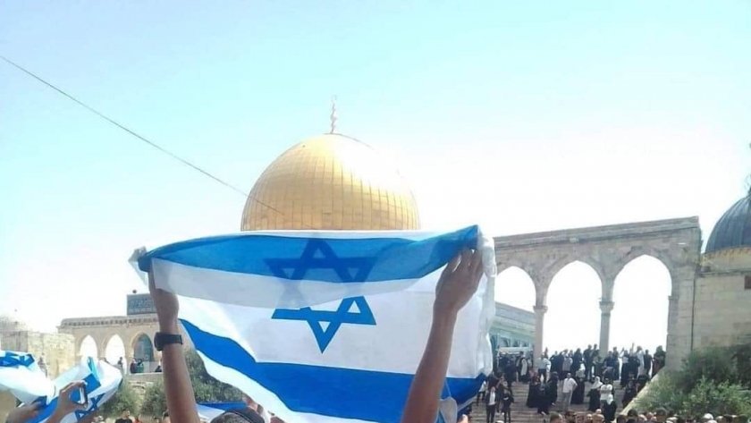 رفع العلم الإسرائيلي داخل المسجد الأقصى
