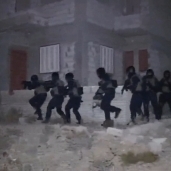 جنود مدججون بالسلاح يطوقون بؤرة للعناصر الإرهابية