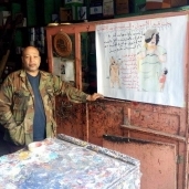 ستيني" يرتدي معطفا عسكريا ويحث الناخبين على التصويت ب"انزل واختار لمصر ومتكسلش"
