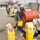 المياه تصل إلى اليمنيين فى «جراكن» بعد انقطاعها عن المنازل