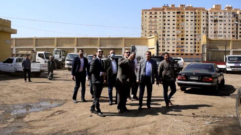محافظ كفرالشيخ ونائبه يتفقدان الحملة الميكانيكية بحي غرب العاصمة