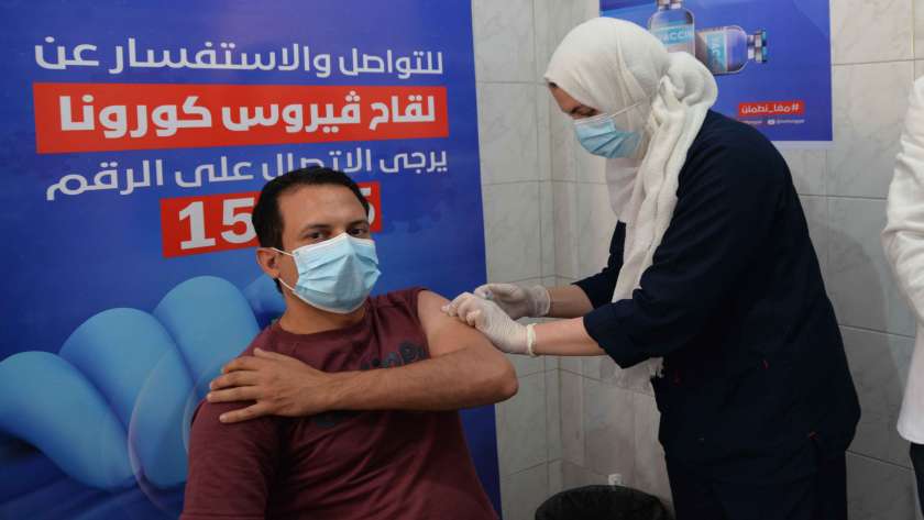 «الصحة» تواصل تطعيم المواطنين بلقاح «كورونا»