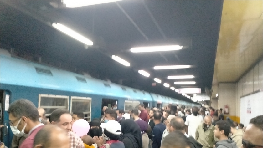 زحام رهيب على رصيف محطة سعد زغلول بعد تعطل أحد القطارات