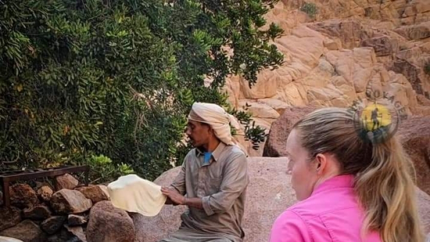 السياح يصنعون الفراشيح مع بدو سيناء