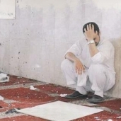 مواطن سعودى يبكى زميله فى الحادث الإرهابى