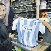 «عبدالقادر» يستعرض قميص الفريق