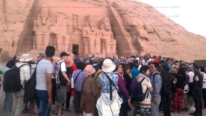 صور.. 4500 زائر أجنبي ومصري يشاهدون تعامد الشمس على رمسيس الثاني