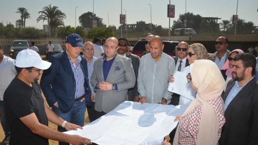 وزير الري ومحافظ بني سويف يتفقدان مشروع إنشاء المرسى النهري