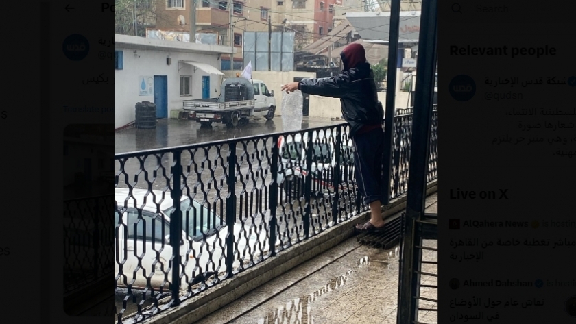 فلسطيني ينتظر هطول مياه الأمطار