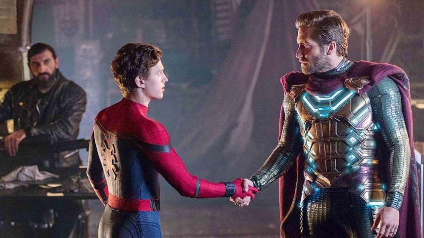 جيك جيلينهال وتوم هولاند في مشهد من فيلم "Spider-Man: Far From Home"