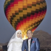العروسان أمام البالون الطائر