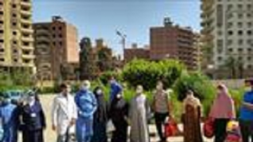 عدد من المتعافين عقب خروجهم من مستشفى العزل «صورة أرشيفية»