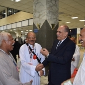 السكرتير العام يودع حجاج أسوان بمطارها الدولي