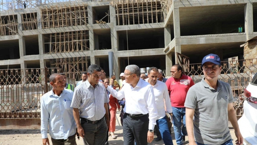 محافظ المنيا يتابع إنشاء مستشفي بني مزار