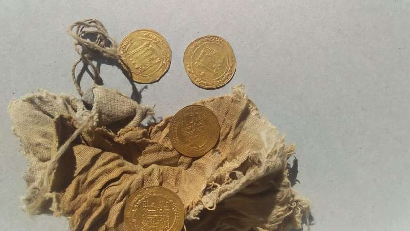  اكتشاف 28 دينارا من الذهب و 5 قطع من دنانير من العصر العباسي بالفيوم