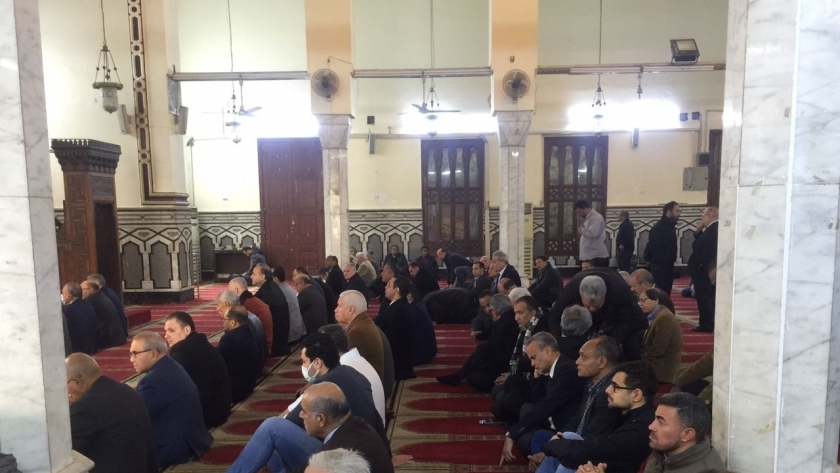العشرات ينتظرون صلاة الجنازة على مرسي عطا الله