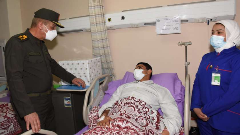 وزير الدفاع يزور «مرضى ومصابي» القوات المسلحة بالمجمع الطبي في المعادي
