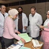 الدكتورة هالة زايد اثناء زيارتها مستشفى ماهر