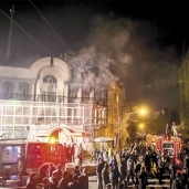 إيرانيون يشعلون النيران فى السفارة السعودية بطهران أحتجاجاً على إعدام «النمر» «أ. ف. ب»