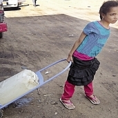 معاناة يومية للحصول على المياه فى «أوسيم»
