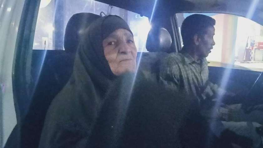 مسنة تنقلها شرطة قنا إلى منزلها في نجع حمادي
