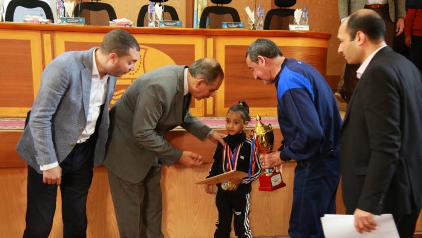 محافظ كفر الشيخ يكرم أصغر طفلة حاصلة على بطولة أفريقيا في لعبة الكنغوفو