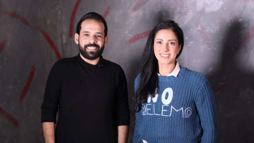 حنان مطاوع مع الكاتب الصحفي خالد فرج في كواليس برنامج «وش تاني»