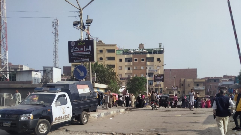 محافظة الجيزة تفتح شارعين في محيط مزلقان العياط بعد إزالة التعديات