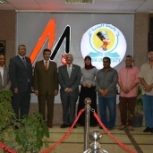 رئيس جامعة المنيا مع أعضاء المركز الإعلامي بالجامعة