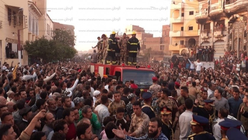 الألاف من أهالي "سندبسط "بالغربية يشيعون جثمان نجلهم وهتافات ضد إرهاب