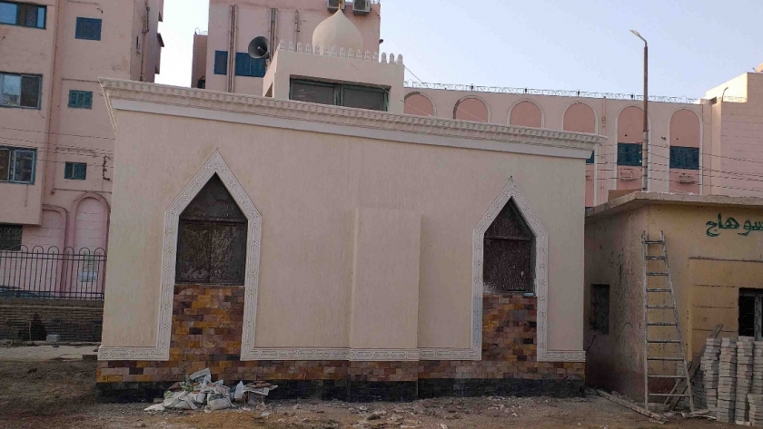 قبطي يتبرع بفرش مسجد محطة مياه غرب سوهاج