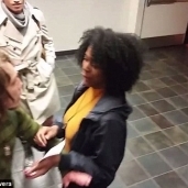 طالبة أمريكية تحاول قص شعر زميلها بسبب Dreads.. وهو: "انتي مصرية؟"