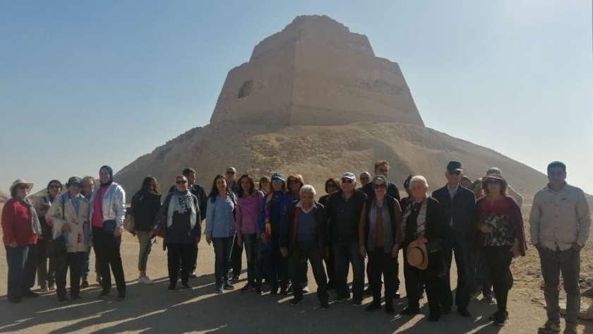 فوج سياحي من أعضاء نادي الجزيرة يزور المعالم الأثرية في بني سويف