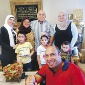 أحمد وآمال مع أبنائهما وأحفادهما