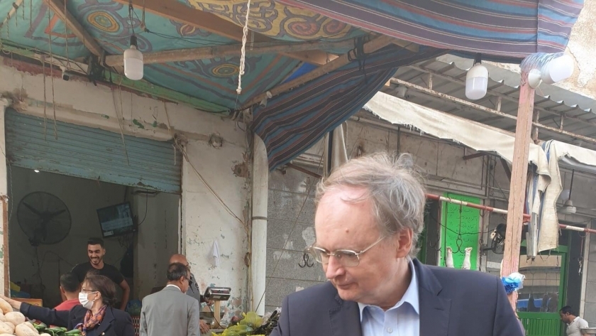 السفير كريستيان برجر رئيس بعثة الإتحاد الأوروبى ينقى الباذنجان بسوق خضار مطروح