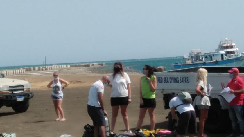 رفع ١٠ أطنان مخلفات في حملة تنظيف أعماق مياه البحر الأحمر