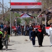 أجواء احتفالية أمام إحدى اللجان الانتخابية فى حلوان