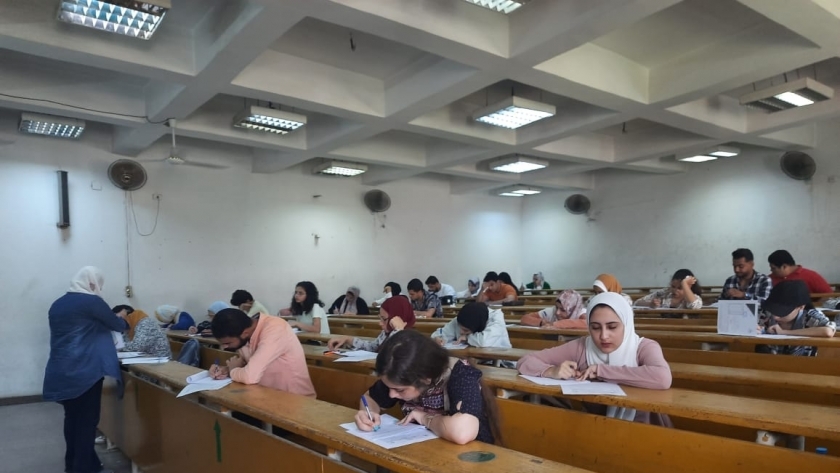ضوابط امتحان شهر أكتوبر للصف الأول والثاني الثانوي 2022 - صورة أرشيفية لطلاب يؤدون الامتحانات