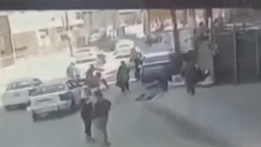 شاب يعتدي على فتاة بالضرب في الشارع بالفيوم