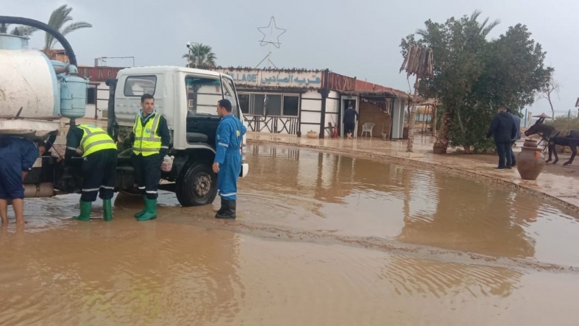 سيارات شفط مياه الأمطار بمدينة نويبع