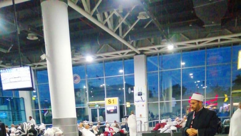 أئمة وواعظات الأوقاف في توديع أفواج الحجاج بمطار القاهرة الدولي