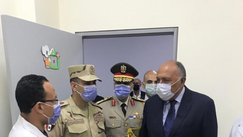 صور.. وزير الخارجية يتفقد المستشفى الميداني المصري في بيروت